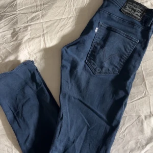 Slim jeans  - Slim jeans - Levi’s - Storlek: W30/L32 - Mycket bra skick - Nypris: 1599kr - Mitt pris: 349kr - hör av dig vid funderingar 💫