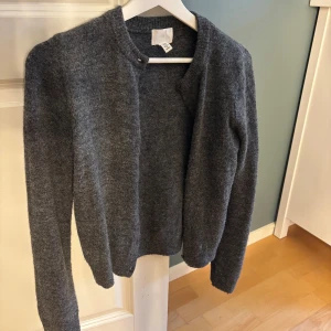 Stickad kofta - Nästintill oanvänd, storlek xs