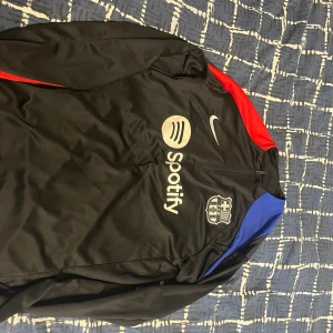 Barcelona sätt  - Snygg svart långärmad FC Barcelona träningströja från Nike, man kan köpa överdelen eller underdelen enskild 