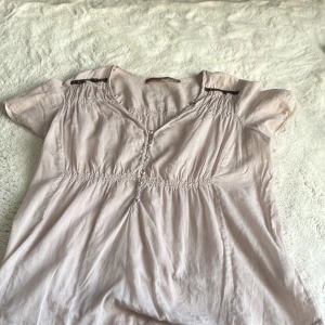 Snygg ljus lila blus  - Snygg o vintage blus som är ljus lila med en stjärna på baksidan. Bra kvalitet och snygg för den som gillar lite vintage stil