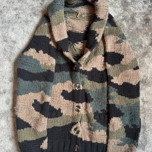 Stickad cardigan - Snygg cardigan. Väldigt tållig. Perfekt både på sommaren och på vintern. Är storlek M,passar storlek M