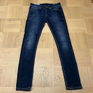 Dondup Mörkblå jeans - Snygga mörkblå jeans från Dondup.  Perfekta för dig som gillar en stilren look. Storlek 3