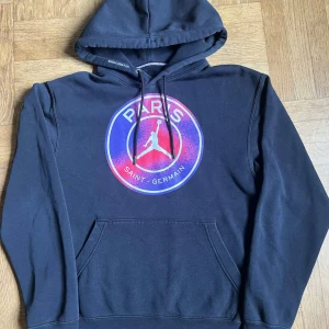 Psg Jordan hoodie  - Svart Psg Jordan hoodie med rosa/lila tryck.  Bra skick 8/10 ✅ Storlek S 👕 Fraktar senast dagen efter 🚚 Material bomull 🧶  Det är bara att hör av dig vid frågor. Priset går att diskutera vid en smidig affär. 