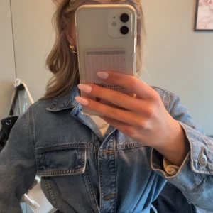 Blå jeansjacka med bälte - Snygg blå jeansjacka med knappar och bälte i midjan. Knappt använd 