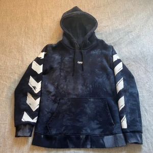Off-White hoodie - Säljer en marinblå hoodie från Off-White, perfekt för dig som gillar streetwear. Säljer den för att jag använder den knappast. Vid snabb affär kan man få den för billigare!