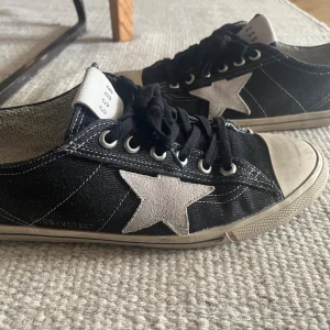 Golden goose vstar - Skor från golden goose, as bra skick inga defekter. Nypris 5k mitt pris 2500, självklart är dom äkta har alla papper box, påse. Hör av er vid frågor!