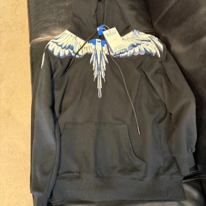  hoodie Marcelo Burlon  - Svart hoodie från Marcelo Burlon skick 10/10 äkta såklart säljer den för den är stor för mig det är storlek M