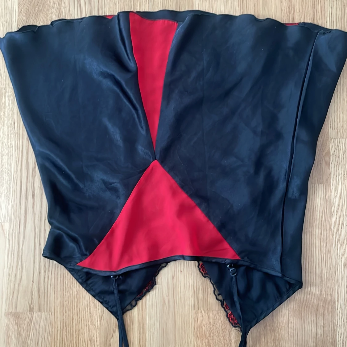 Svart och röd topp med broderi - 2