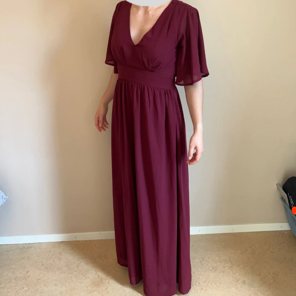 Vinröd långklänning med v-ringning