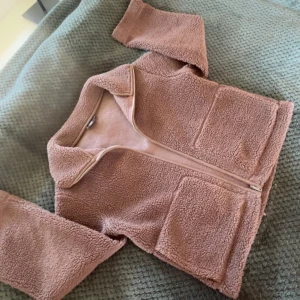 Höst/vår jacka🧸 - Säljer min teddy liknande jacka då den inte kommer till användning!💕Köpted för 300, säljer för 149, pris går att diskutera!