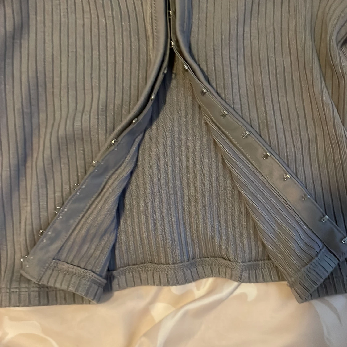 Grå ribbad croppad topp med hyskor från hm - 1