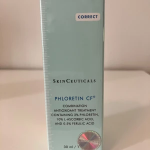 Helt Ny! SkinCeuticals Phloretin CF serum - SkinCeuticals Phloretin CF är ett antioxidantserum med 2% phloretin, 10% C-vitamin och 0,5% ferulinsyra. Kommer i en ljusblå förpackning, 30 ml. Oljefri formula som boostar hudens skydd mot fria radikaler och jämnar ut hudtonen. Nypris ca 1600kr