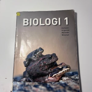 Biologi 1 gymnasiebok  - Biologi 1 är en modern och inspirerande kursbok för gymnasiet. Upptäck ekologi, evolution, genetik och mycket mer – perfekt för dig som vill förstå livet på jorden och hur allt hänger ihop. Fylld med spännande fakta och tydliga bilder.