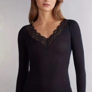 Intimissimi tröja - Säljer då den inte kommer till användning💕toppen är lite nopprig men inget man tänker på. Skriv privat för mer info/bilder💕