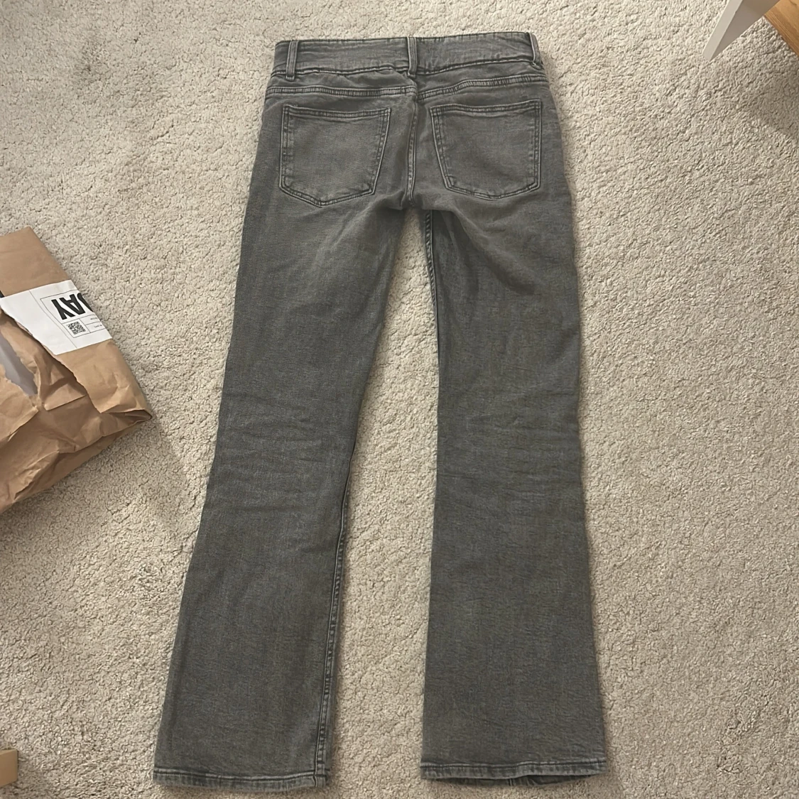 Grå bootcut jeans med fickor - 1