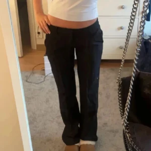 Kostymbyxor - Lågmidjade kostymbyxor!!, Säljer mina svarta kostymbyxor som inte kommer till användning, dom är skitsnygga och passar till allt. Originalpris:500kr säljs för:300kr 