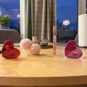Parfym - 4 Parfymer säljs för 50kr :)  Röd hjärtformad flaska (FL*R DE MAYO - CUORE RED - EAU DE PARFUM): Full     Rosa hjärtformad flaska (Fl*R DE MAYO - CUORE PINK - EAU DE PARFUM): Mer än hälften kvar                                                   Rosa avlång flaska (SWEET LIKE CANDY BY ARIANA GRANDE): Halvfull              Rosa flaska med fluff (ARIANA GRANDE): Mer än hälften kvar