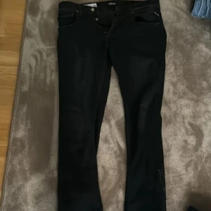 Svarta Replay anbass jeans slim fit - Inga defekter, storlek 29 w 30L används inte så mycket köpte den för 1800 säljer för 700
