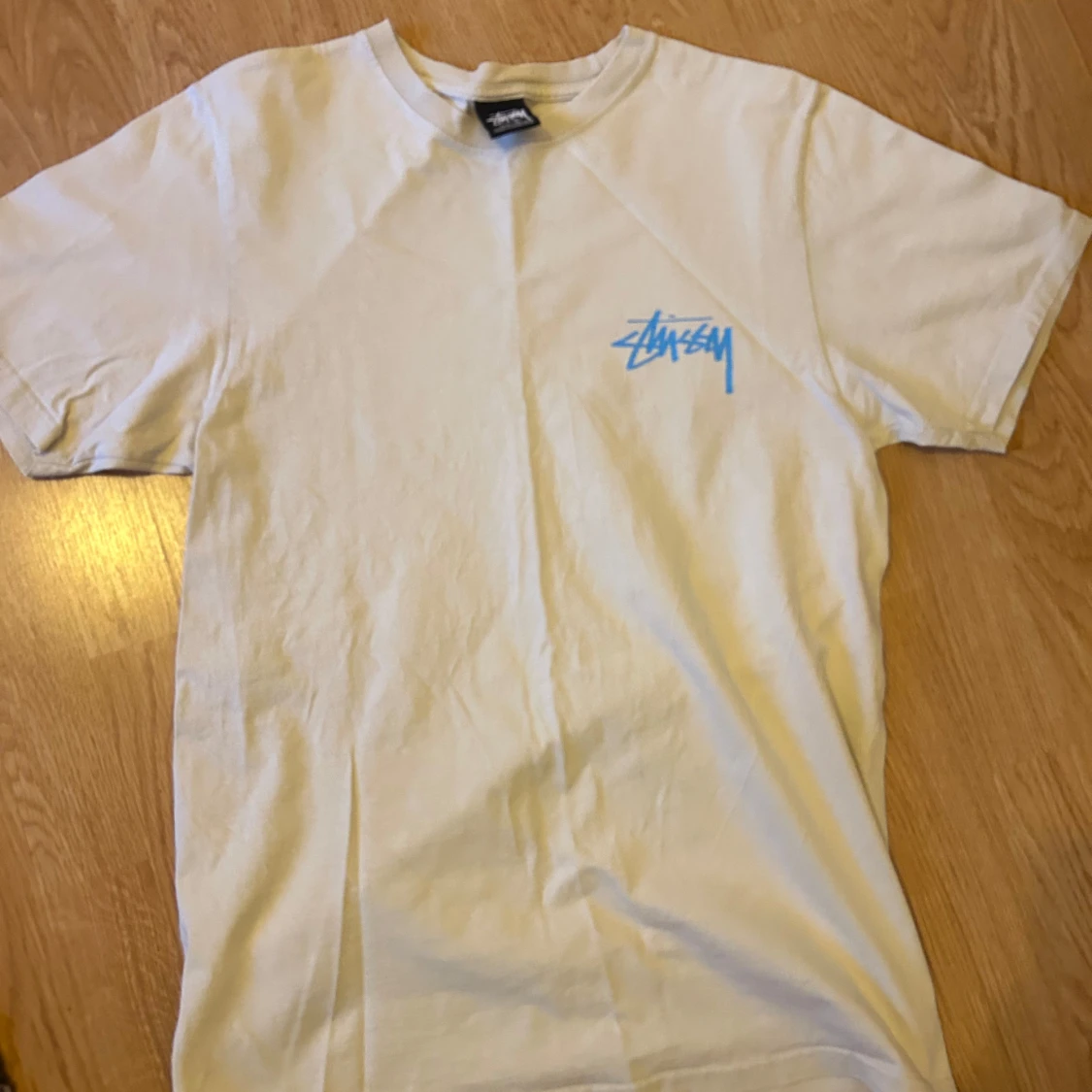 Vit Stüssy t-shirt med blå print