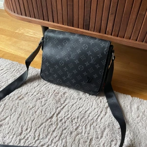 Svart shoulder bag  - Haft den under sommaren, inte längre till användning dock. Intresserad skriv gärna, pris kan diskuteras