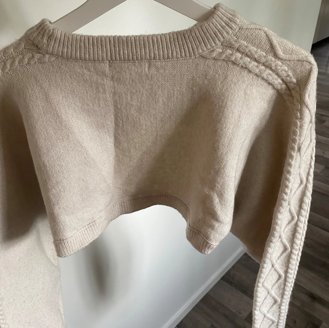 Beige croppad stickad tröja H&M - 1