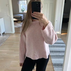 Stickad tröja - En stickad tröja från Gina i storlek XS🤍 Mycket fint skick!