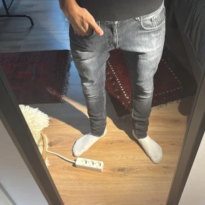 Mörkgrå tiger of Sweden jeans - Tjo, säljer ett par tvär feta jeans från tiger of Sweden! Byxorna är i bra skick och passar dig som har storlek 32/32-30/30. Jeansen sitter slim! Hör av er vid funderingar!!!!!