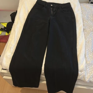 Ett par svarta byxor som passar på både tjej och kille - Mysiga samt sköna byxor och de är rätt luftiga 