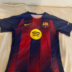 Barcelona tröja lamine yamal 10 - En helt ny lamine yamal tröja utan pris lapp 