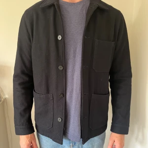 Svart A day’s march jacka - Säljer en A day’s march jacka!  Gott skick, nästan aldrig använd! Nypris:1700 Storlek:M Skriv om ni har någon fundering! Gör gärna ett prisförslag så kan vi göra en bra deal!