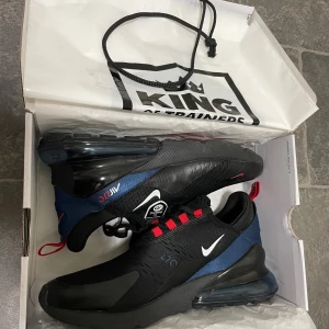 Nike Air Max 270 - Säljer ett par Nike Air Max 270 i mycket bra skick. Skorna är använda endast 7 gånger och ser nästan nya ut. Levereras i originalkartong tillsammans med JD-väska och flera tillbehör. Snygga, bekväma och trendiga sneakers med bra dämpning – redo för en ny ägare! 