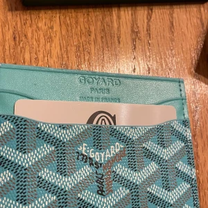 Korthållare - Säljer en sjukt snygg turkos plånbok med deras ikoniska grafiska mönster i vitt och grått. Plånboken är i skinn och har flera kortfack, perfekt för att hålla koll på dina kort. Kommer med original ask och tygpåse.