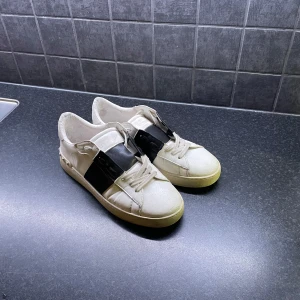 Valentino Open  - Valentino open med svart rand, använda men generellt gott skick. Dustbag+ stock X tagg finns  Storlek 44 