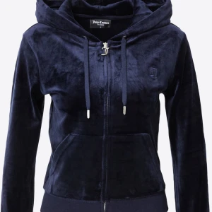 juicy tröja  - jag säljer en juicy tröja i färgen night sky, den är som ny jag har inte använt den och fick tröjan i julas och den har bara legat orörd. nypris 850 kan sänka lite men eftersom den är som ny är det priset jag kan tänka sälja för❣️tror den är i storlek xs men passar även xxs-s