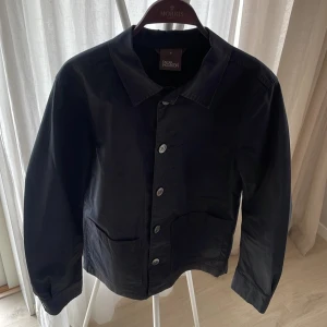 Oscar Jacobson overshirt - Säljer nu en snygg overshirt från Oscar Jacobson i toppskick 9/10! Storlek Small. Hör av dig vid intresse! 💫