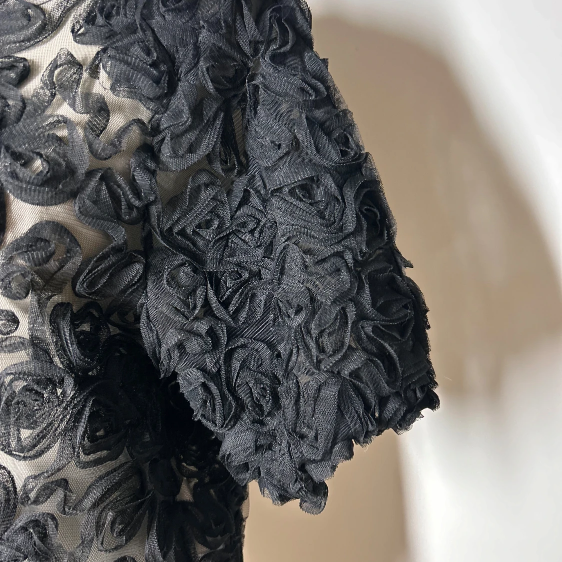 Mesh Topp / blus med broderade blommor  - 3