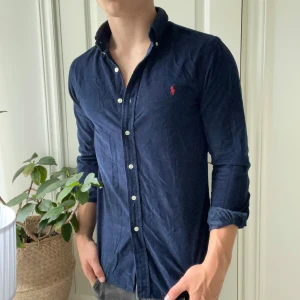 Ralph Lauren skjorta S slim fit  - Ralph Lauren skjorta S slim fit, inga defekter. Väldigt skönt och najs material! Modellen är 180,75 kg. 🫶