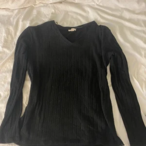 Söt kofta - Super skön kofta, med lite spets slits nertill. Perfekt till hösten. Har använts mycket men har inte så tydliga tecken på användning