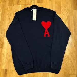 Mörkblå stickad tröja från Ami Paris - Mörkblå stickad tröja från Ami Paris. Säljer den eftersom den inte passar mig. Den är helt ny och oanvänd storlek S men passar M pris 800 kan diskuteras vid snabb affär.