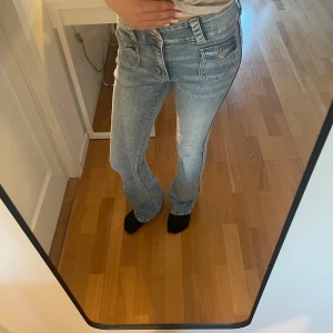 Y2K jeans - Hejsan säljer mina midwaist jeans från H&M. De är storlek 170 och inte använt ofta alls. Kontakta mig för frågor och bilder. 💞