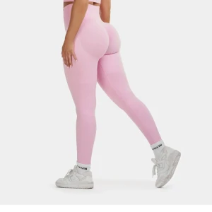 Ljusrosa ribbade leggings - Säljer ett par ljusrosa leggings med ribbad struktur och hög midja. De är tighta och har kompressionseffekt som framhäver formerna. Perfekta för gymmet eller chill hemma. Tillverkade i ett stretchigt syntetmaterial som sitter skönt hela dagen.