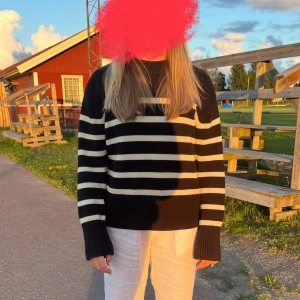 Svartvit randig stickad tröja - Säljer en svart stickad tröja med breda vita ränder. Den är i storlek Xs men passar även mig som är S/M. Säljer på grund av att den inte används💛