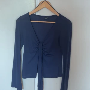 Fin topp från Gina - Super snygg topp från Gina st S passar även xs och M. Nästan aldrig använd Max 1 gång. Super snygg och jätteskönt matrial. Pris kan deskuteras💕