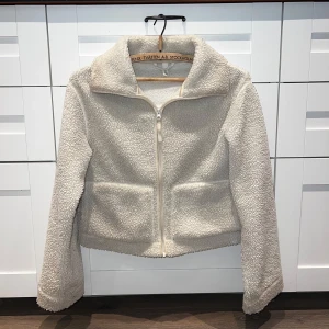 Beige teddyjacka  - Mysig beige teddyjacka med hög krage från HM