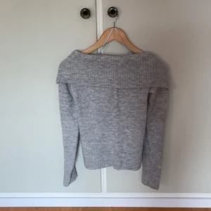 Stickad tröja - En super snygg stickad tröja från Gina. Använd endast en gång och tröjan är inte alls stickig. Pris kan diskuteras💕st 158/164 passar alla mellan xs-m skulle jag säga💕