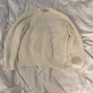 Vit stickad tröja från NA-KD - Säljer en krämvit stickad tröja från NA-KD i storlek M. Tröjan har rund halsringning, ribbade muddar och en snygg strukturstickning som ger en stilren look. Perfekt att slänga på sig när det är kyligt ute.