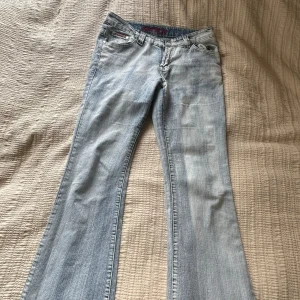 Bootcut ljusblå jeans  - Snygga ljusblå bootcut jeans