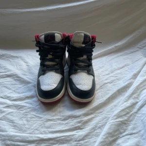Nike Air Jordan 1 Mid Gym red Strl 40 - Nike Air Jordan 1 Mid sneakers med svart, vit och röd färg. Klassisk design med röd swoosh och detaljer, svart snörning. Skorna har platt röd sula. Knappt använda då dem är för små för mig.