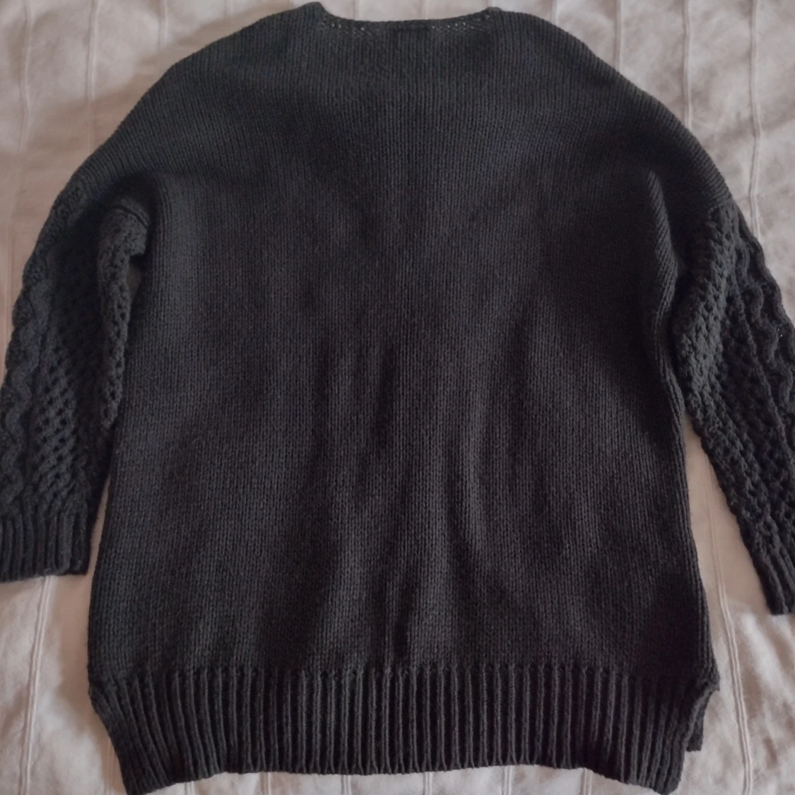 Mörkgrön stickad tröja med flätmönster - 3