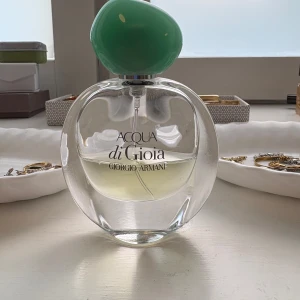 Acqua di Gioia parfym från Armani - Fräsch parfym från Giorgio Armani, Acqua di Gioia. Flaskan är rund och transparent med en ljusgrön, organisk formad kork. Parfymen har en ljusgul ton och flaskan är tillverkad i glas. Perfekt för dig som gillar stilrena och moderna dofter. 30 ml flaska 